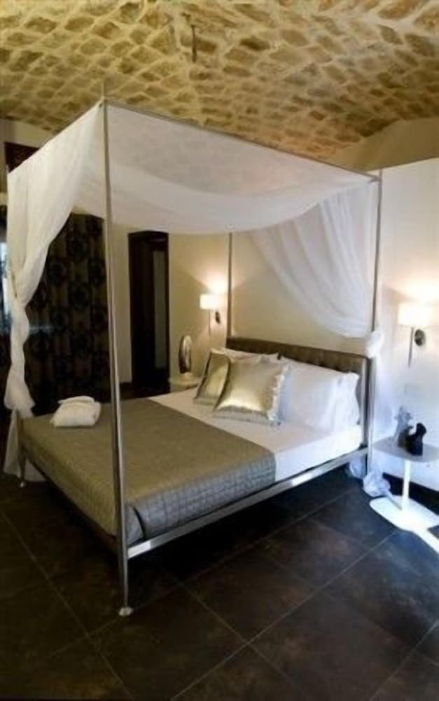 Deluxe Studio, 1 Queen Bed, Kitchenette, Tower photo 3