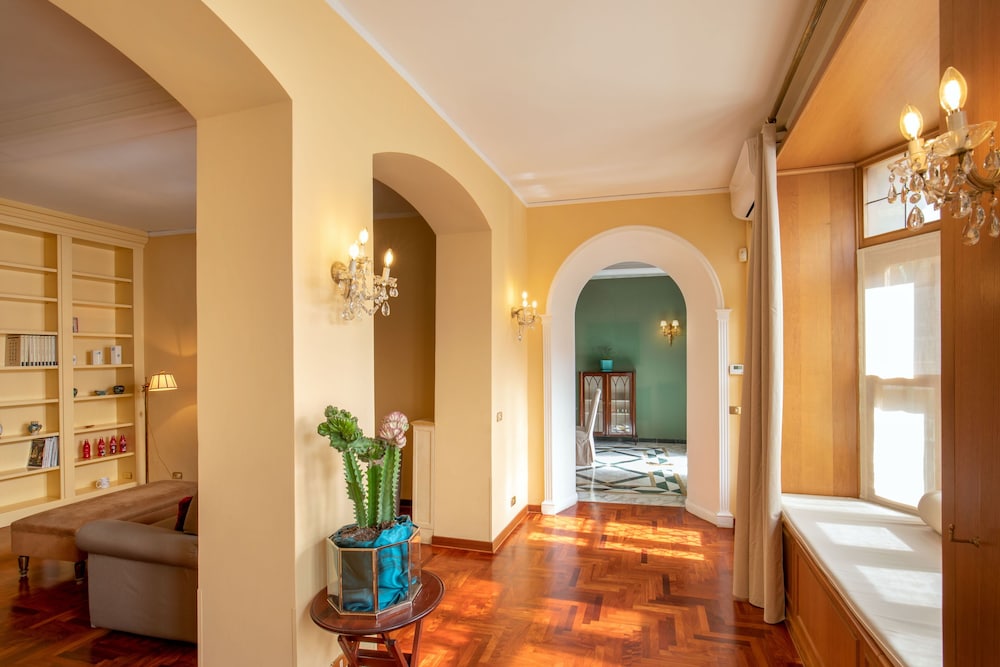 Ambassador Apartament (Via Mario De' Fiori 59/A) thumbnail 6