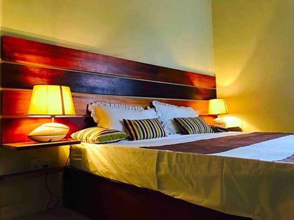 Luxury Apartment, 3 Bedrooms, Pool View
