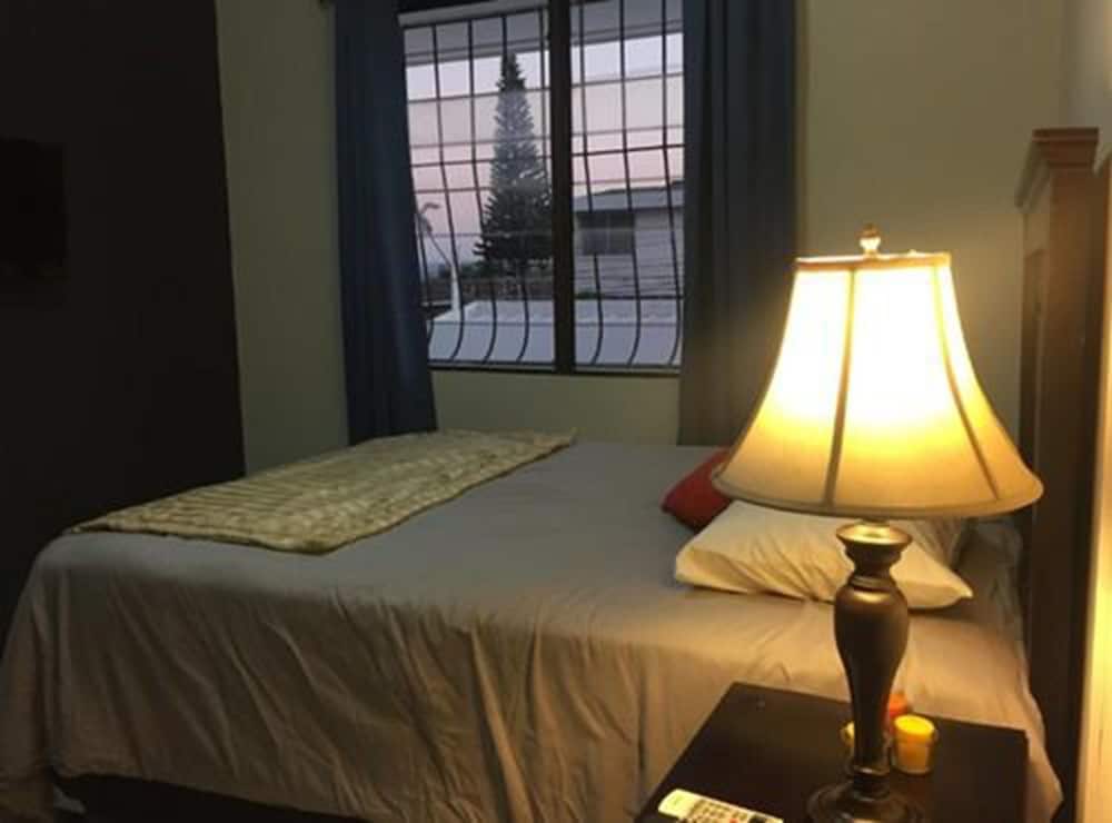 Deluxe Double Room, 2 Queen Beds, Non Smoking photo 2