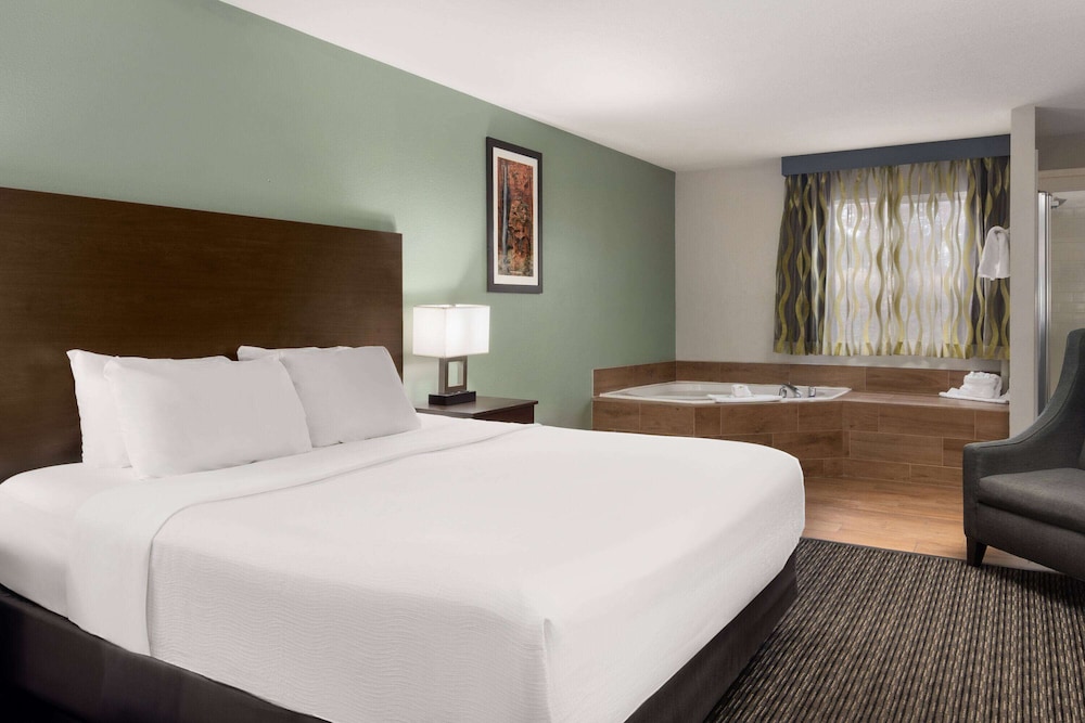 Suite, 1 King Bed, Non Smoking, Jetted Tub - Photo 7