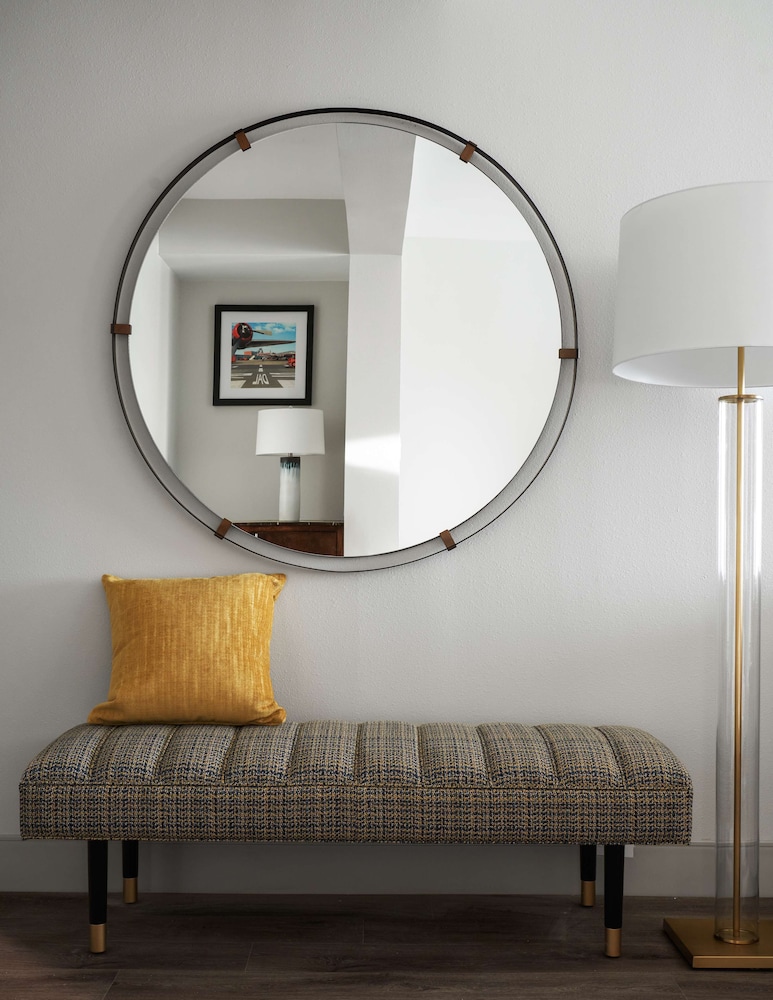 Deluxe Suite, 1 King Bed, Accessible photo 3