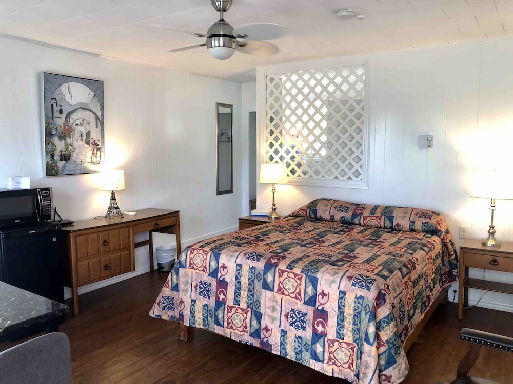 Motel 1 Queen Bedroom photo 1