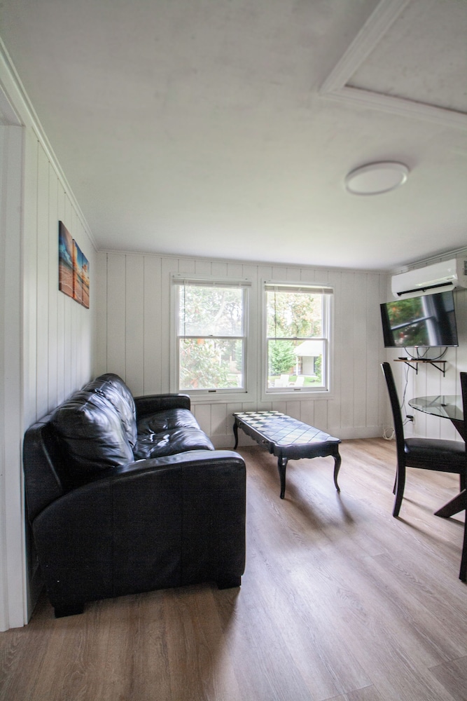 Cottage, 2 Bedrooms (ADA shower, Pet Friendly + Fee) photo 2