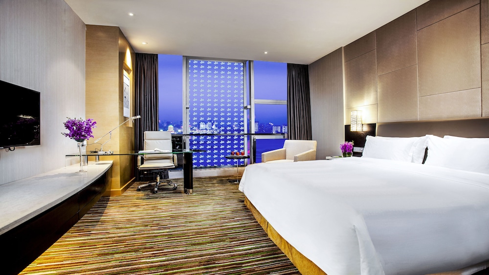 Standard Room, 1 King Bed, River View photo 2