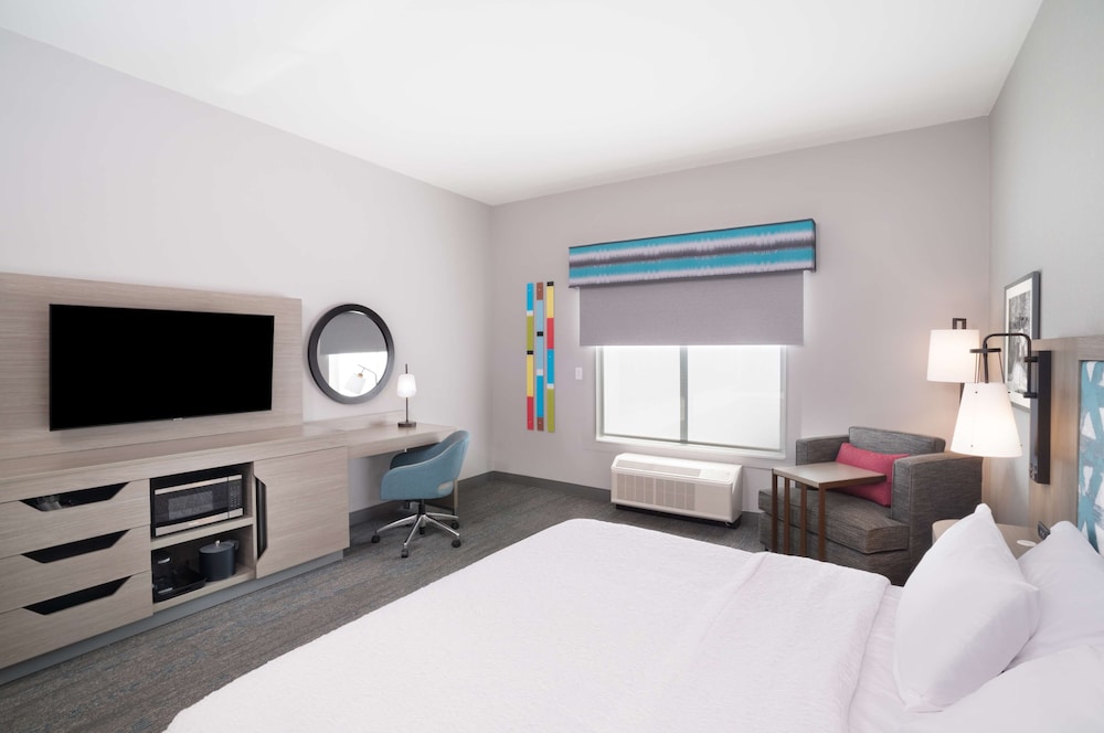 Room, 1 King Bed, Accessible (Mobility & Hearing, Roll-in Shower) - Photo 2