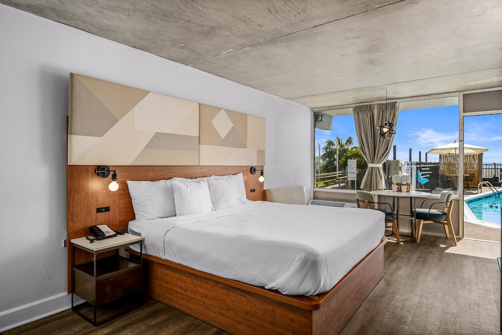 Standard Room, 1 King Bed, Pool Access, Pool View