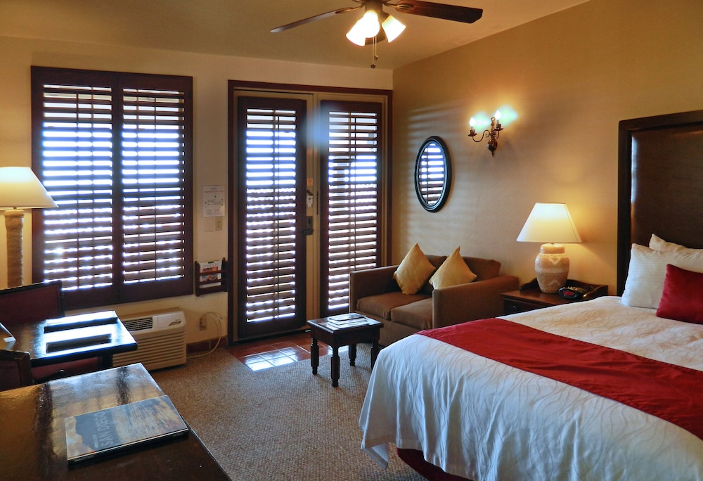 Standard Room, 1 Queen Bed, Non Smoking, Refrigerator & Microwave (with Sofabed) - Photo 2