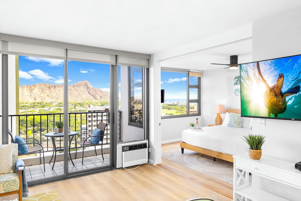 Diamond Head and Ocean views with King Bed and Parking: Condo, 1 Bedroom, Ocean View (0095) photo