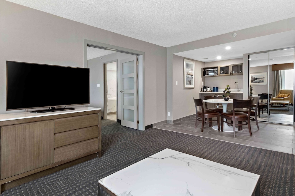 Suite, 1 King Bed with Sofa bed, Non Smoking, Jetted Tub (with Sofabed) - Photo 3