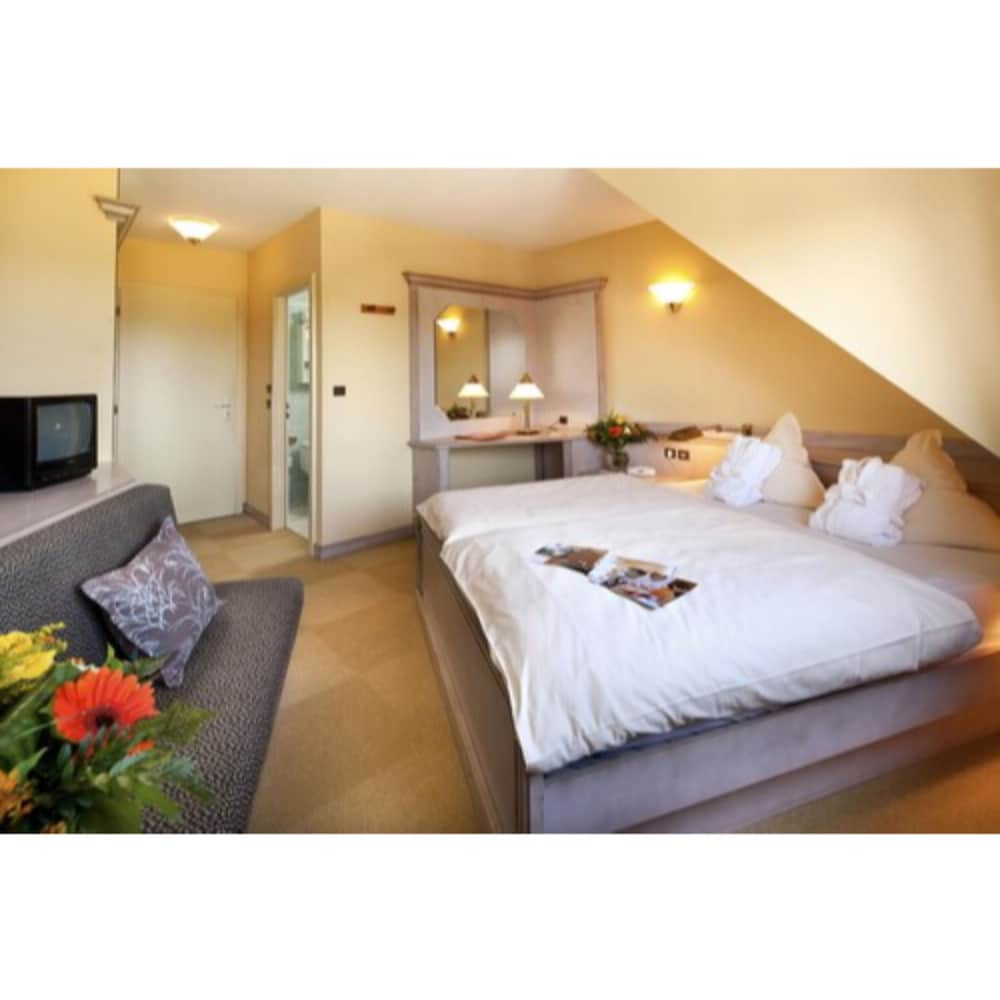 Attic Valley Room photo 2