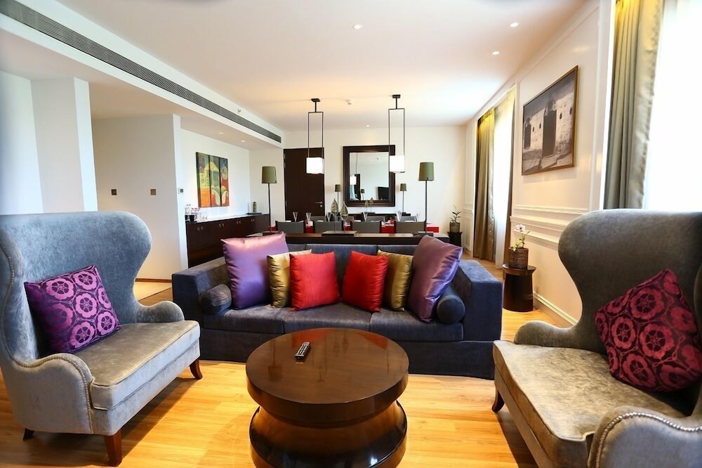 Suite, 1 King Bed, Hill View