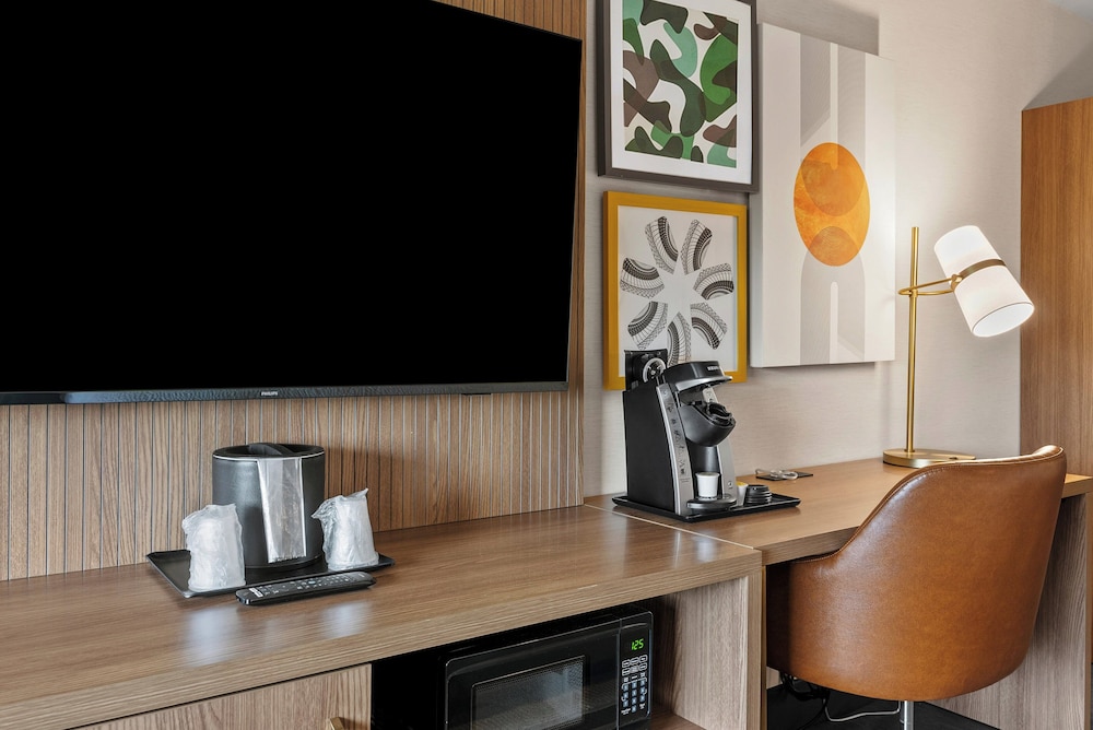 Suite, 1 King Bed (Canadian Skyline View) - Photo 25