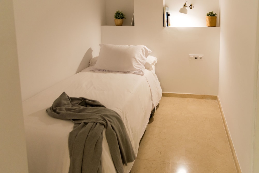 Grand Apartment, 2 Bedrooms, Partial Sea View, Corner photo 3