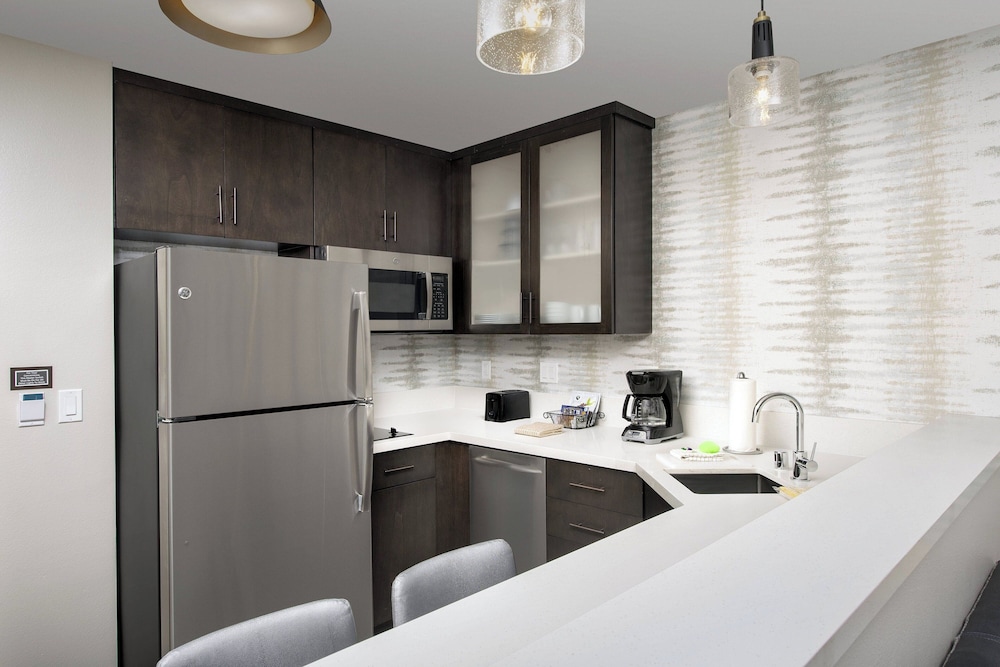 Suite, 1 Bedroom - Photo 2