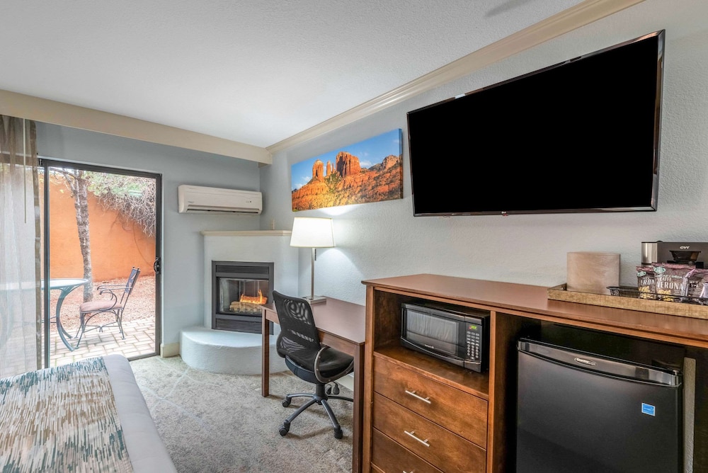 Suite 1 King Bed, Fireplace, Patio, Whirlpool Bath, Non-Smoking - Photo 2