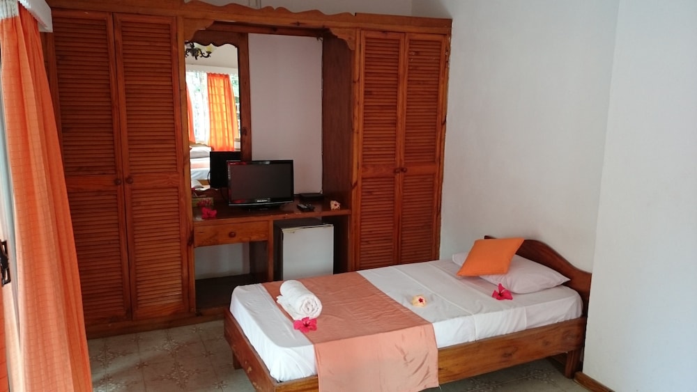 Standard Triple Room, Pool Access, Poolside photo 3