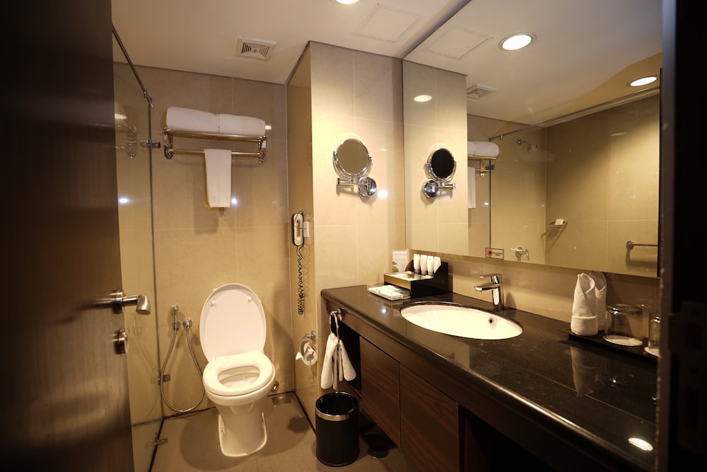 Deluxe Room, 2 Twin Beds, Smoking, City View, photo 6