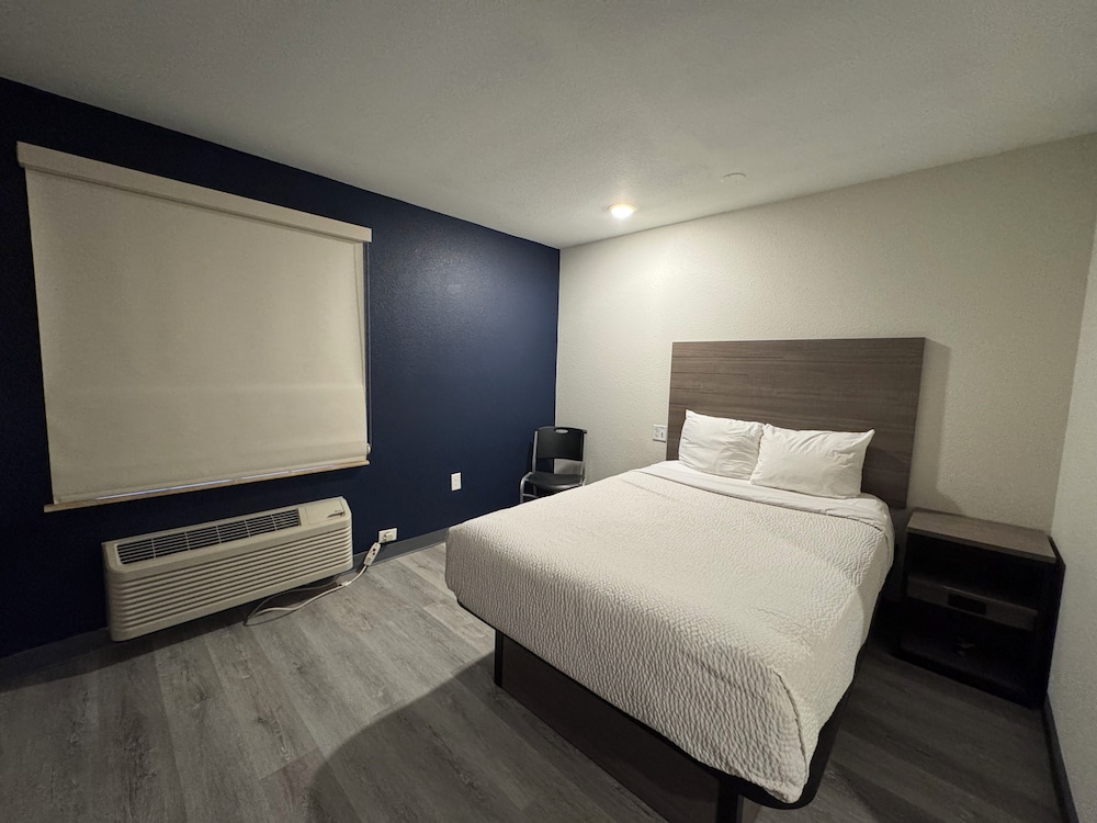 Suite, 1 Queen Bed, Non Smoking (Efficiency) photo 2