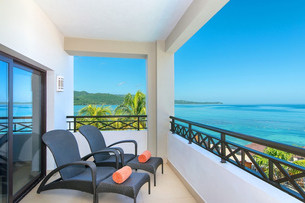 Preferred Club Junior Suite Ocean View King photo 3
