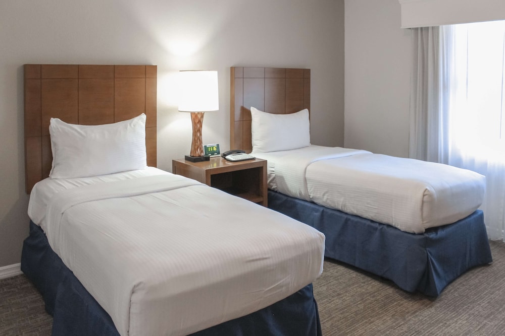 2 Bedroom 1 KG and 2 TWN Suite Hr Accessible - Photo 2