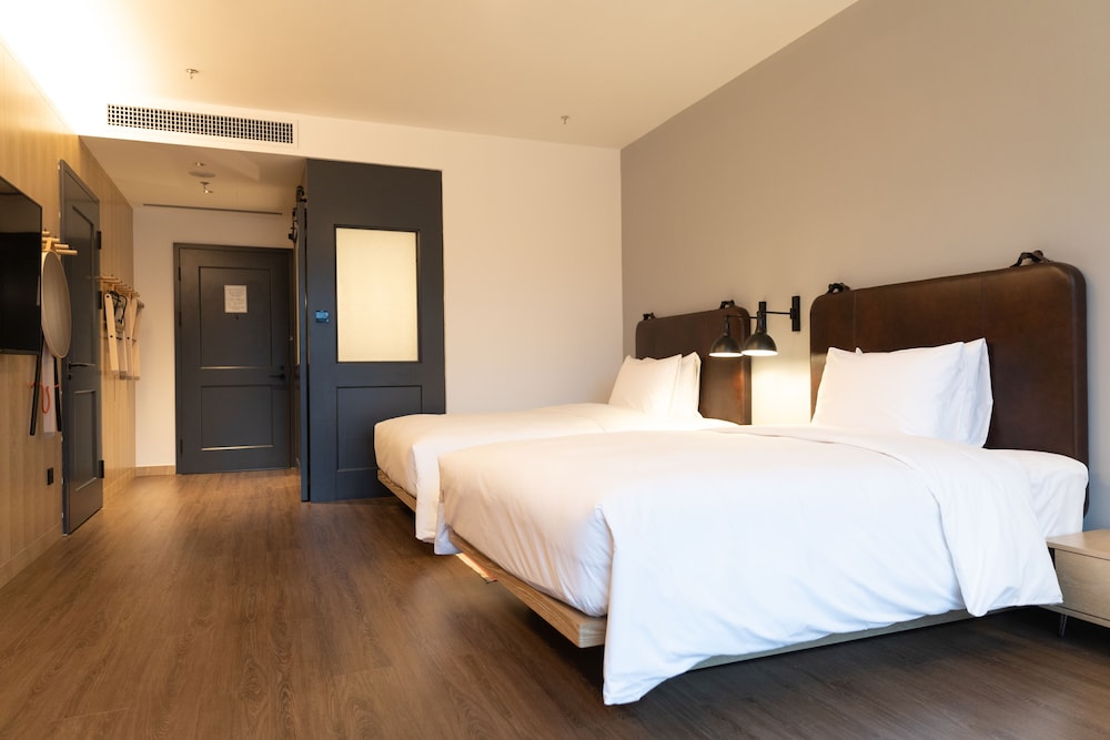 Standard Room, 2 Twin Beds, City View - Photo 2