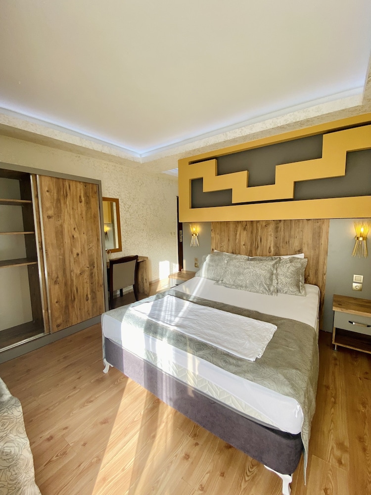 Standard Quadruple Room, Balcony, Park View