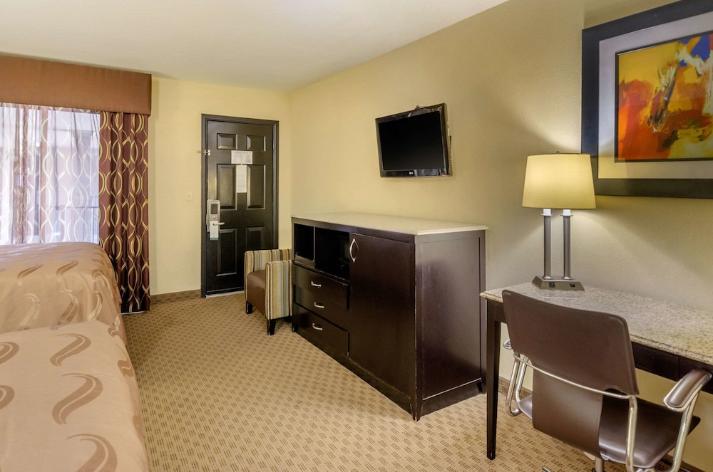 Standard Room, 2 Queen Beds, Non Smoking photo 2
