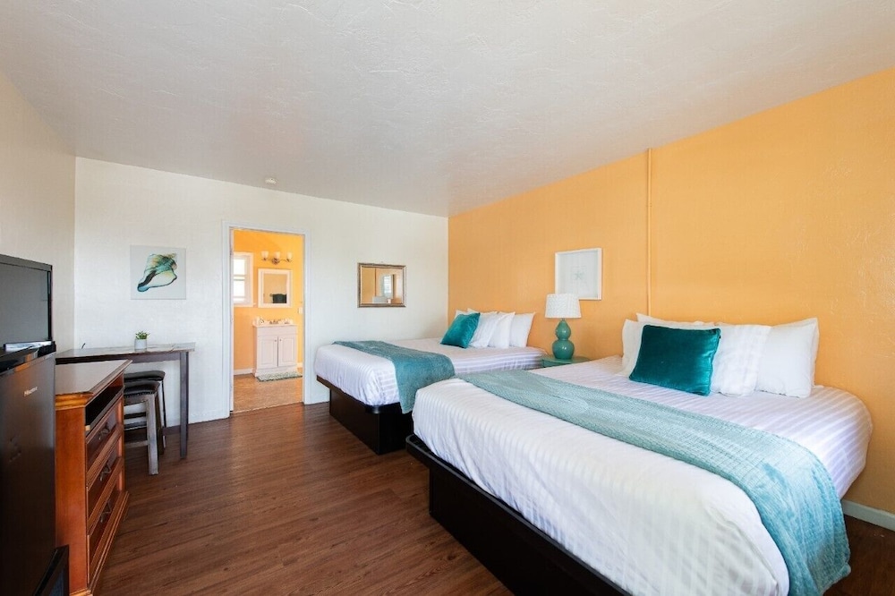 Standard Room, 2 Double Beds photo 2