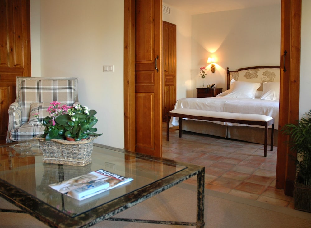 Suite, 1 King Bed, Pool View photo 2
