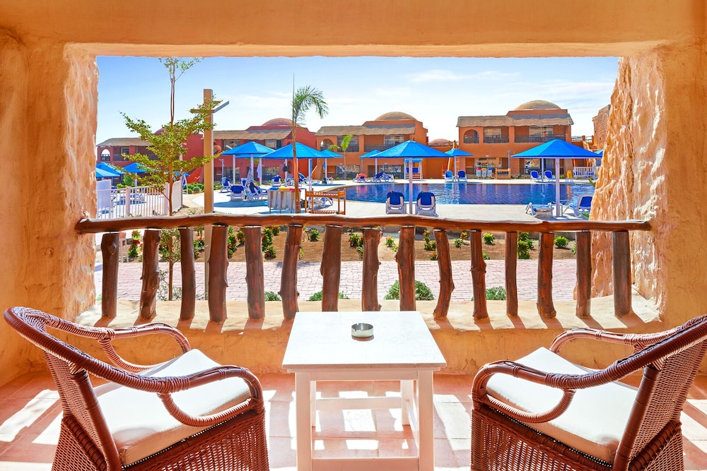 Deluxe Double or Twin Room, Pool View - Photo 4