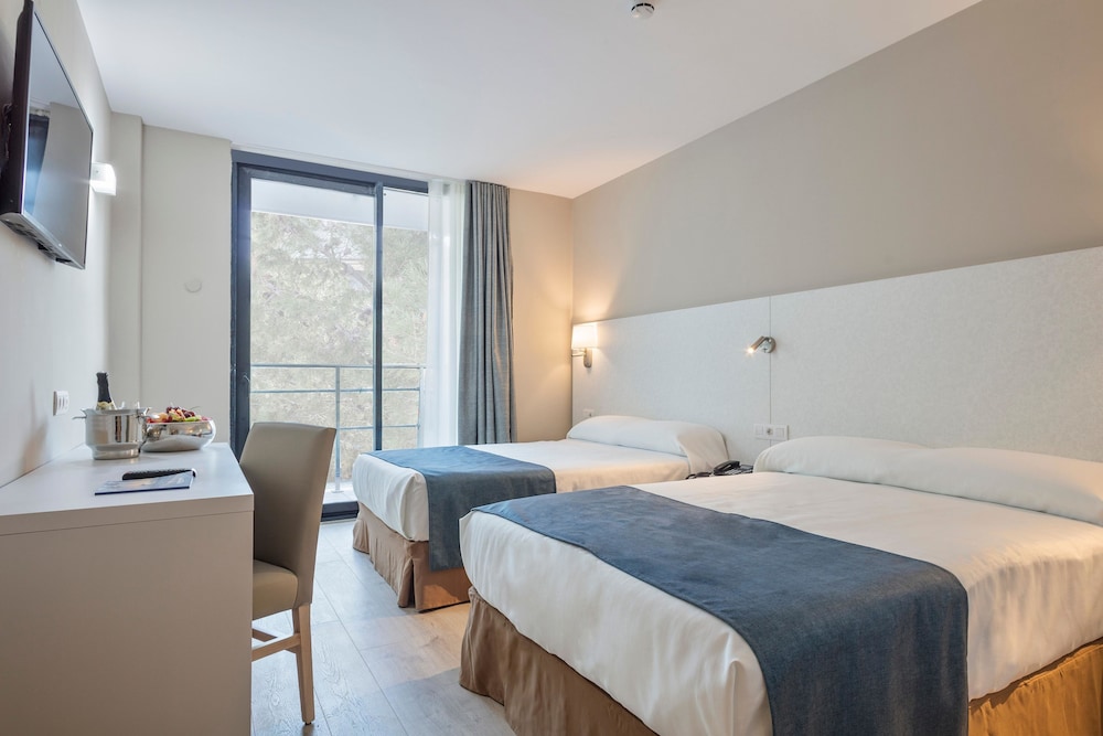 Standard Room (2 adults + 2 children) - Photo 1