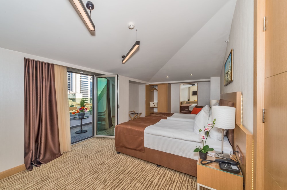 Deluxe Double or Twin Room, Balcony, City View photo 1