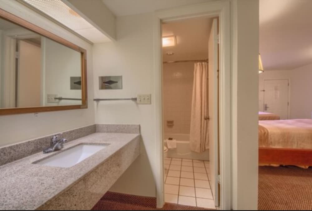 Standard Room, Smoking (3 Double Beds) photo 2
