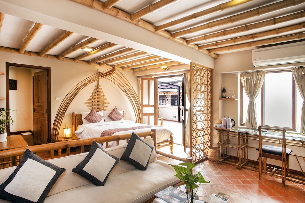 Deluxe Room, 1 Queen Bed, Courtyard View photo 1