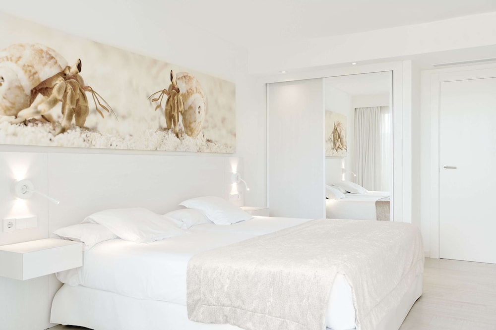 Habitación Familiar, Balcón, Vistas a la Piscina (2 Adultos y 2 Niños)