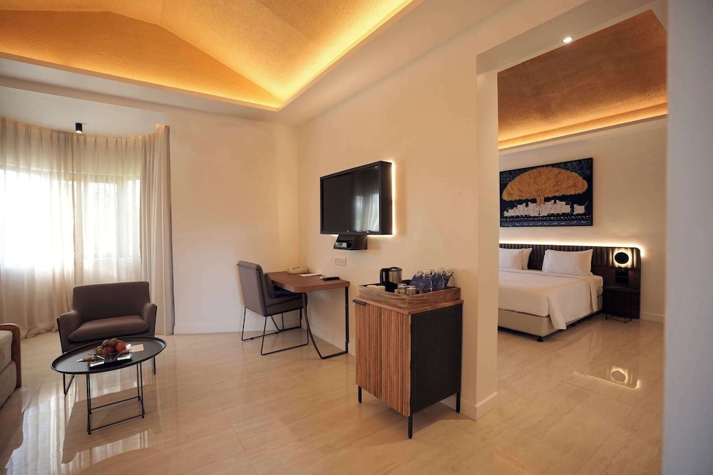 Premium Suite, 1 King Bed, Non Smoking (Separate Living Room;with Sofabed) photo 3