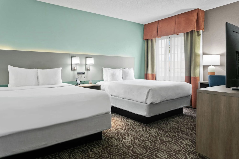 Standard Room, 2 Queen Beds, Non Smoking - Photo 3
