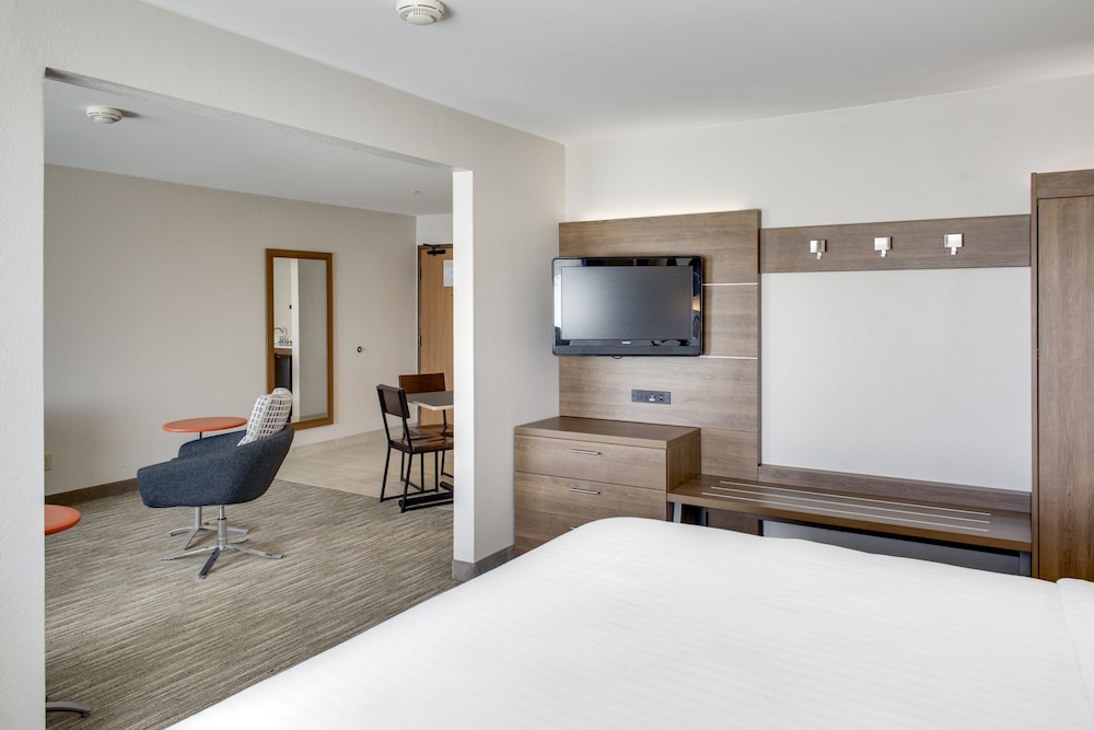 Suite, 1 King Bed (Additional Living Area) - Photo 2