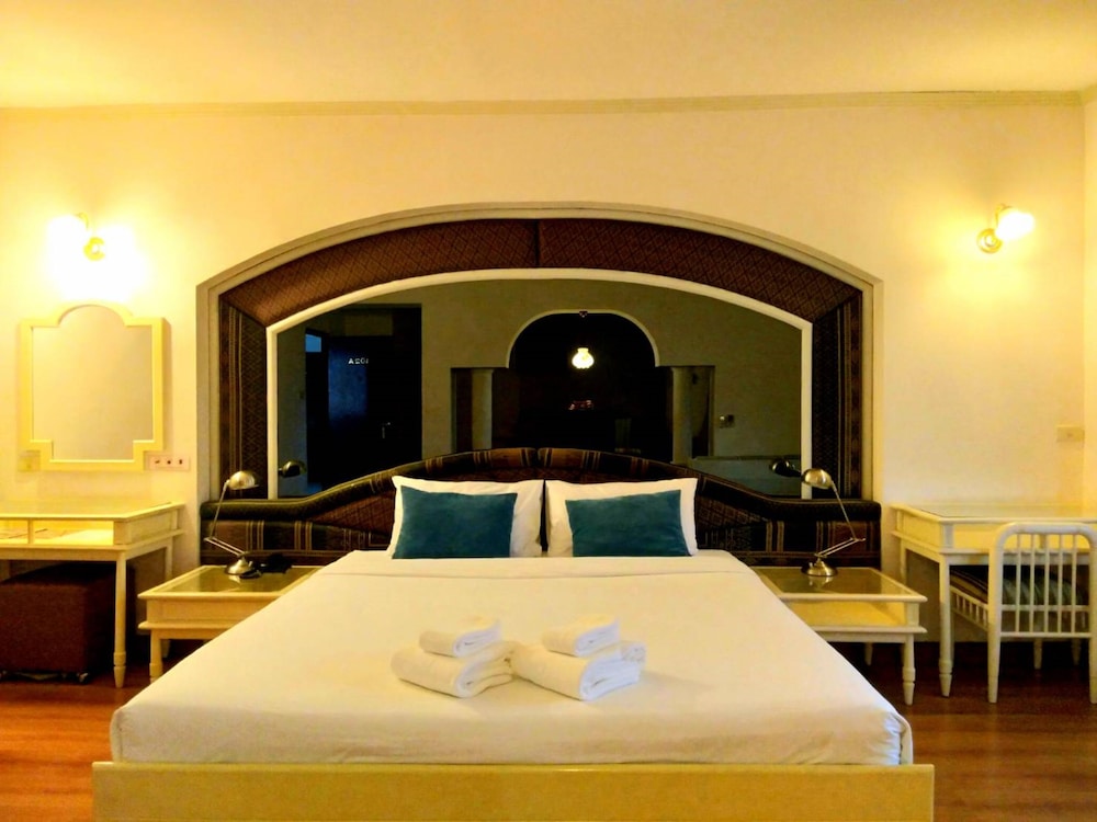 Deluxe Room thumbnail 5