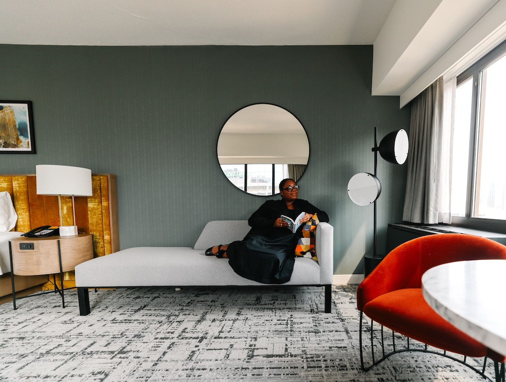 Grand Room, 1 King Bed, Roll-in Shower (Mobility Accessible) - Photo 4