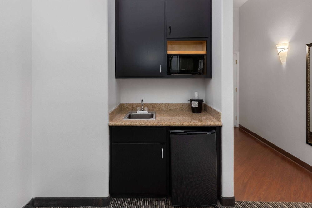 Suite, Multiple Beds, Non Smoking - Photo 4