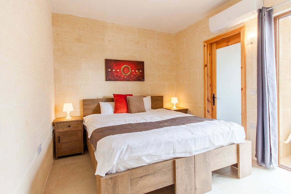 Standard House, Multiple Bedrooms, Refrigerator & Microwave (Nadurin, Gozitan villa 7 Bedr. & 2)