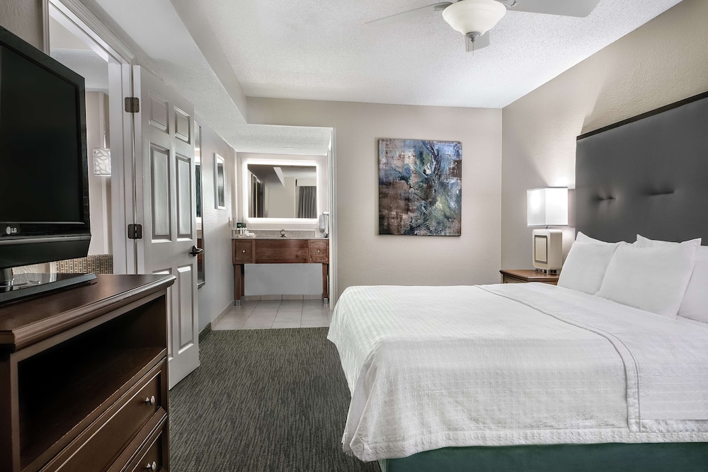 Suite, 1 King Bed, Accessible, Bathtub - Photo 3