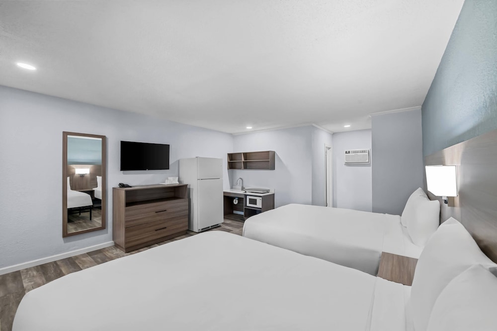 Room, 2 Queen Beds, Non Smoking - Photo 7