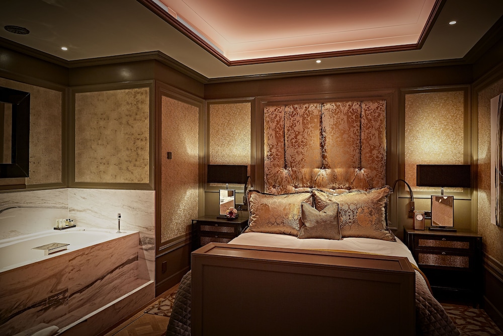 Luxury Suite (Residential Terrace)