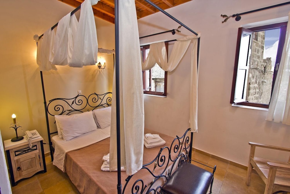 Superior Room, 1 King Bed photo 1