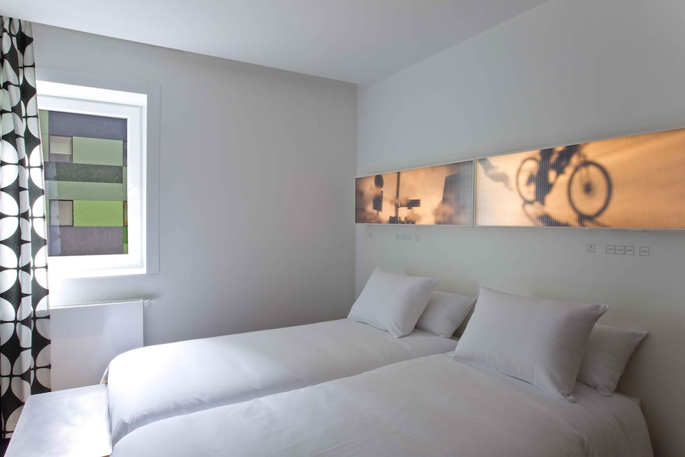 Standard Double or Twin Room thumbnail 5