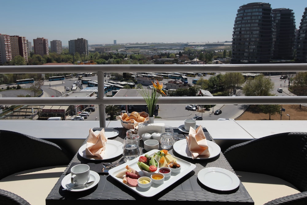 Suite (King) with Free Airport Transfer photo 3