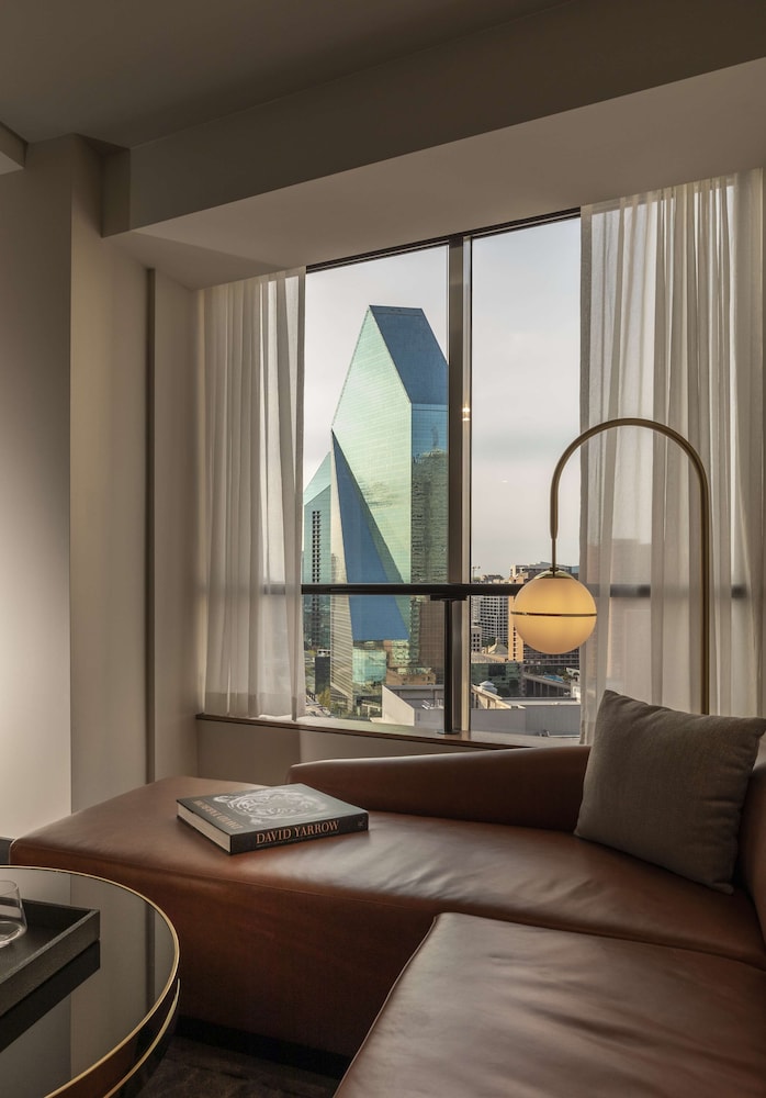 Deluxe Suite, Corner